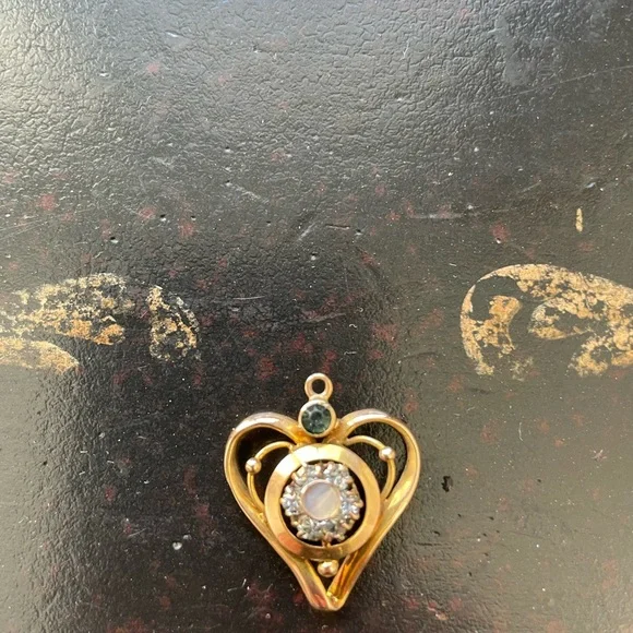 Elegant Antique Gold Heart Pendant with Gemstone - Picture 7 of 7